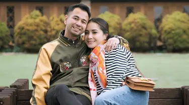 Raffi Ahmad dan keluarga sedang menikmati liburan di Jepang. Sederet momen liburan keluarga 'Sultan Andara' ini selalu mencuri perhatian. Ada banyak sekali momen manis yang diunggah di Instagram, salah satunya saat Raffi dan Nagita terlihat begitu romantis. (Liputan6.com/IG/@raffinagita1717)