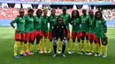 Tim Kamerun berpose dengan gaya foto tim yang tidak lazim dan pada umumnya foto tim sepak bola sebelum bertanding di Piala Dunia Wanita 2019. ( AFP/Denis Charlet)
