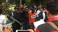Tersangka pembunuhan pensiunan TNI menjalani rerkontsruksi. (Liputan6.com/Ady Anugrahadi)