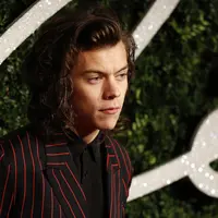 Harry Styles membuat para wanita histeris ketika dirinya memotong rambut. Harry adalah salah satu anggota One Direction yang memiliki ciri khas imej 'Bad Boy' pada rambutnya. (AFP/Bintang.com)