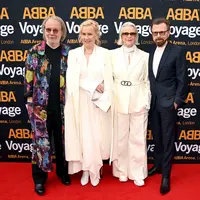 Kim Jones membuatkan outfit khusus untuk grup musik legendaris dalam momen spesial comeback mereka dengan konser khusus (Foto: ABBA)