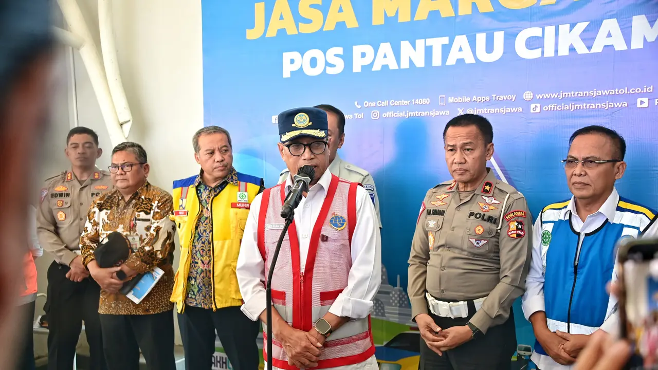 Menteri Perhubungan Budi Karya Sumadi saat meninjau Gerbang Tol Cikampek Utama, Rabu (20/12/2023). (Dok Kemenhub)