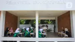Santriwati penyandang tuna rungu menghafal Al-Qur'an di Pesantren Tahfiz Difabel di Jalan Manunggal Jaya, Lebak Bulus, Jakarta Selatan, Senin (24/10/2022). Pondok Pesantren yang merupakan salah satu program untuk disabilitas dan diinisiasi oleh Baznas (Bazis) Provinsi DKI Jakarta diperuntukkan untuk tuna rungu secara gratis dan baru berjalan 3 bulan saat ini menampung 9 santriwati. (merdeka.com/Arie Basuki)
