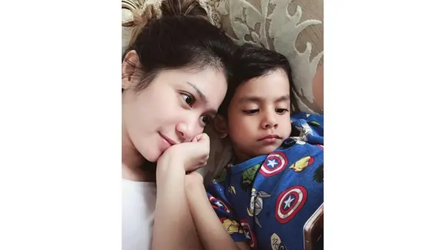 6 Potret Bunga Zainal Tampil Tanpa Makeup, Curi Perhatian