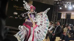 Finalis Kalimantan Utara, Gabrielle A. menampilkan bakat dalam balutan busana tradisional dari daerahnya saat babak preliminary Miss Grand Indonesia 2018 di Jakarta, Senin (16/7). Sebanyak 30 finalis mencapai babak preliminary (Liputan6.com/Faizal Fanani)