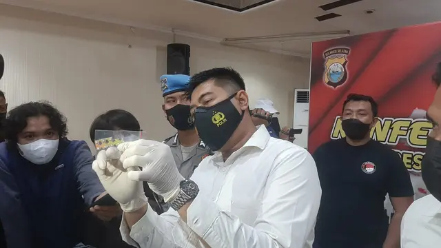 Satuan Narkoba Polrestabes Makassar gagalkan peredaran narkoba jenis LSD (Liputan6.com/Fauzan)