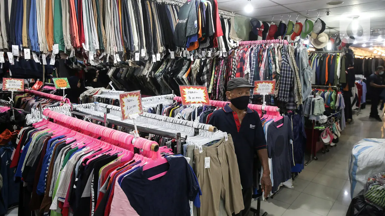 Bisnis Pakaian Bekas Masih Digandrungi Meski Dilarang Pemerintah