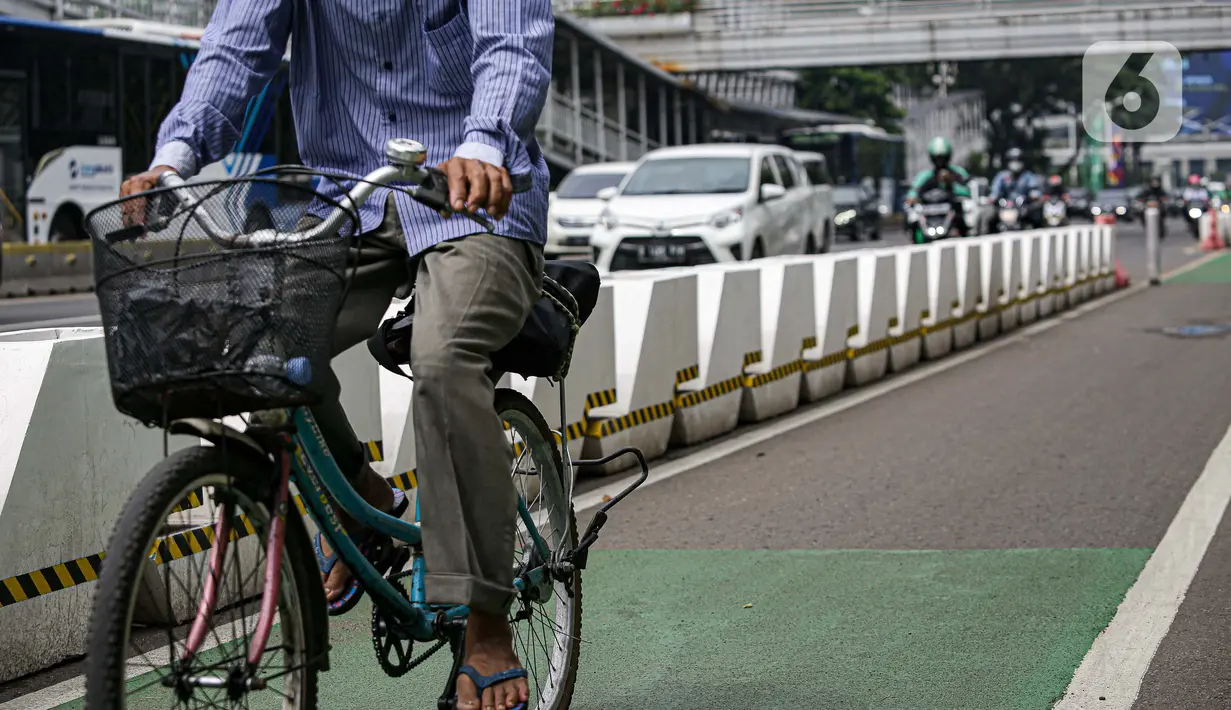 Pesepeda melintasi jalur khusus sepeda yang diberikan pembatas jalur permanen di kawasan Sudirman, Jakarta, Kamis (17/6/2021). Kapolri Jenderal Listyo Sigit Prabowo akan membongkar jalur sepeda di Jalan Sudirman-Thamrin dan mempelajari jalur khusus sepeda di negara lain. (Liputan6.com/Faizal Fanani)