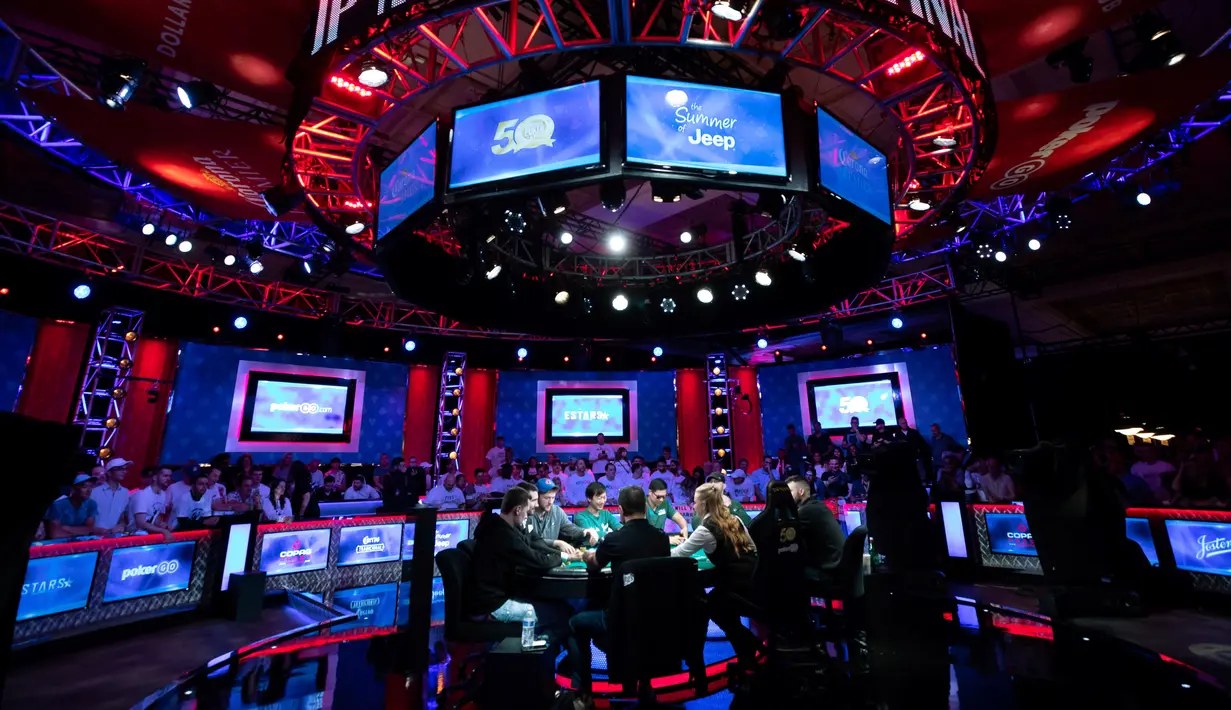 Suasana di meja final selama World Series of Poker di kasino hotel Rio di Las Vegas (14/7/2019). Tabel final Poker Main Event 2019 World Series menyisakan sembilan pemain yang tersisa dalam pertarungan mendapatkan hadiah $ 10 juta. (Steve Marcus/Las Vegas Sun via AP)
