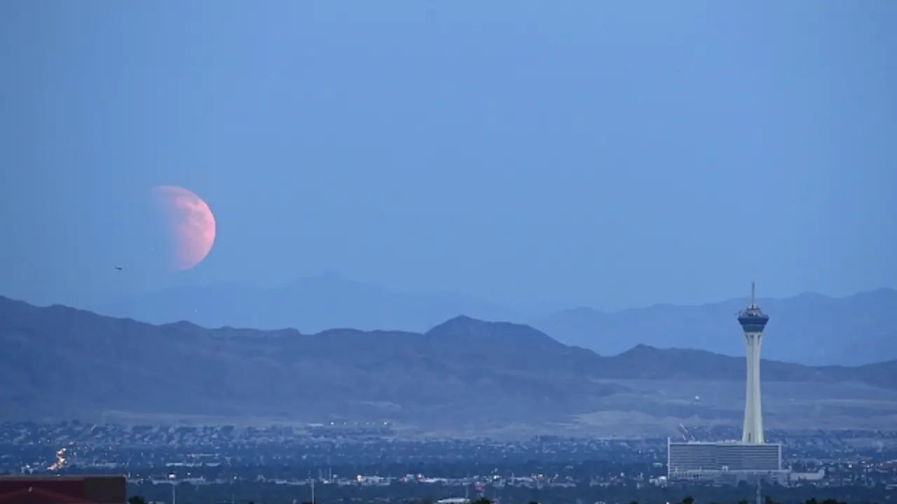Bumi Sambut Supermoon Langka