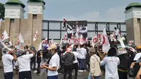 Ratusan massa mengatasnamakan Pimpinan Pusat Kawal Nusantara menggelar aksi unjuk rasa di kawasan Gedung DPR/MPR, Jakarta Pusat pada Rabu (24/8/2022).