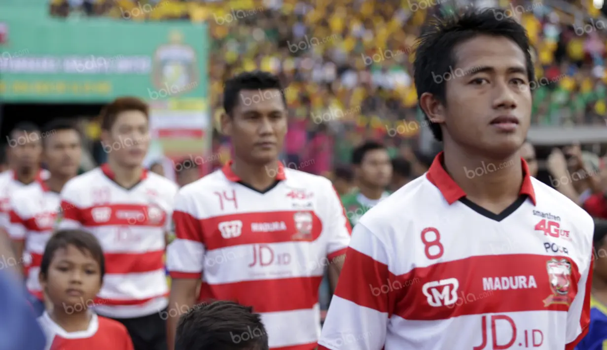 Bayu Gatra Sanggiawan dan pemain Madura United bersiap memasuki lapangan untuk bertanding melawan Bhayangkara Surabaya United dalam Trofeo Kapolda Jatim di Stadion Gelora Deltras, Sidoarjo, Minggu (24/4/2015). (Bola.com/Zulfirdaus Harahap)