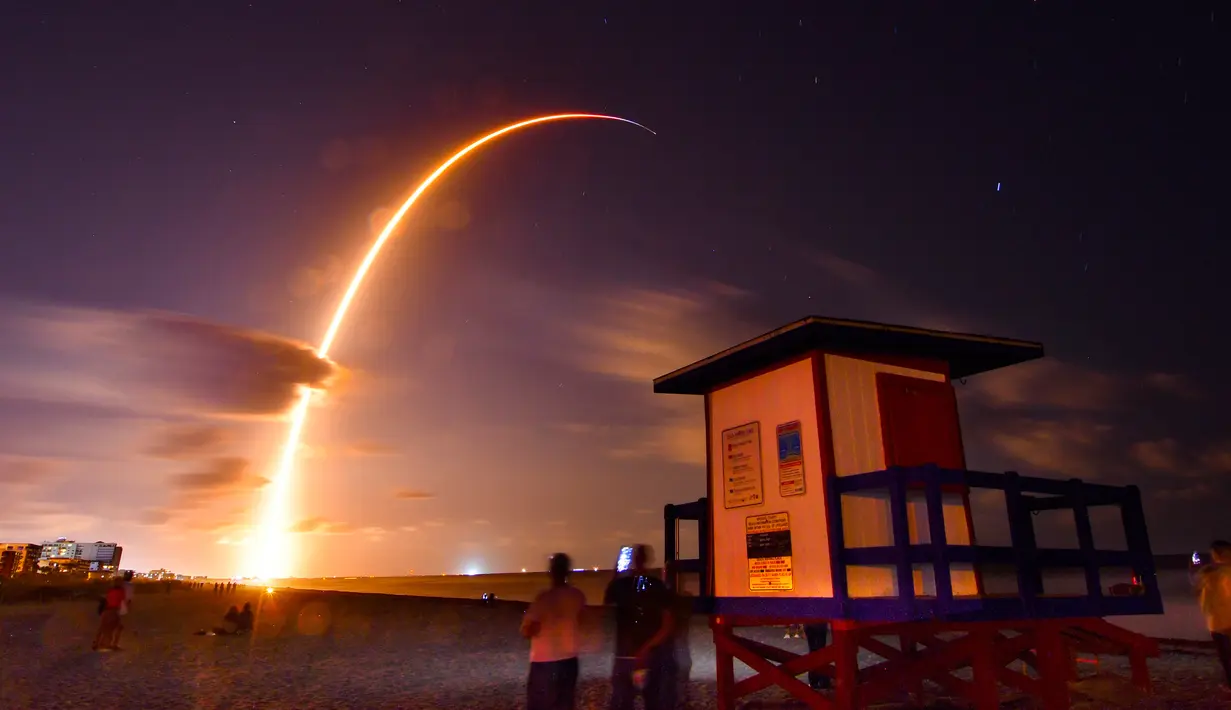 Roket Falcon 9 lepas landas dari Space Launch Complex 40 di Florida's Cape Canaveral Air Force Station, Amerika Serikat, Kamis (23/5/2019). Perusahaan penerbangan luar angkasa SpaceX meluncurkan 60 satelit Starlink ke orbit rendah Bumi. (Malcolm Denemark/Florida Today via AP)