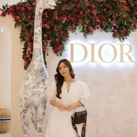 Salah satunya dengan dress putih yang clean terlihat mahal dengan Lady Dior hitam [@jscmila]