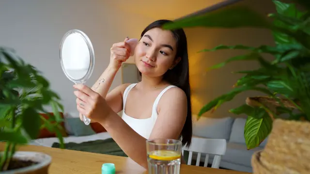 Trik Perawatan Ketika Garis Halus Mulai Muncul (photo by freepik)