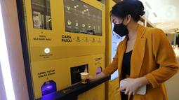Pengunjung membeli kopi dengan QRIS pada Smart Vending Machine di East Mall Grand Indonesia, Jakarta, Selasa (24/05/2022). Kolaborasi pada gelaran Locale Pop Up merupakan inisiatif mendukung digitalisasi produk lokal dan UMKM Indonesia, termasuk menumbuhkan semangat #BanggaBuatanIndonesia. (Liputan6.com/Fery Pradolo)