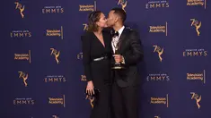 Chrissy Teigen dan John Legend berciuman di karpet merah selama Creative Arts Emmy 2018 di Microsoft Theater di Los Angeles, California, AS (9/9). John Legend mendapatkan penghargaan di acara tersebut. (AFP Photo/Alberto E. Rodriguez)