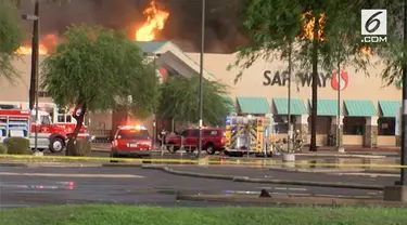 Sebuah supermarket di Phoenix, Arizona, terbakar karena tersambar petir selama badai monsun melanda kota tersebut.