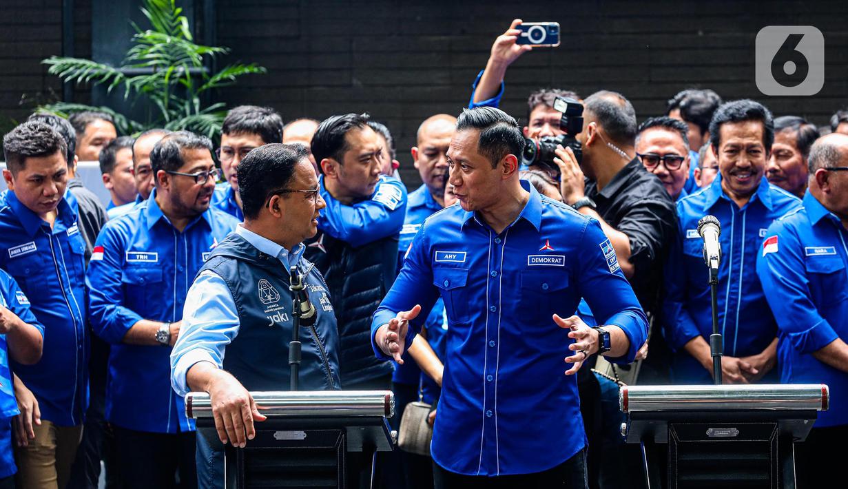 Ketum Partai Demokrat Agus Harimurti Yudhoyono berbincang saat menerima kedatangan Gubernur DKI Anies Baswedan memberikan keterangan di DPP Partai Demokrat, Jakarta, Jumat (7/10/2022). Kunjungan Anies ke Demokrat ini merupakan yang pertama setelah diusung sebagai calon presiden (capres) Pilpres 2024 oleh Partai NasDem. (Liputan6.com/Faizal Fanani)
