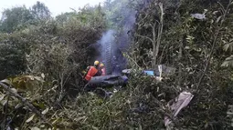 Sebuah helikopter jatuh di hutan di luar ibu kota Nepal menewaskan lima orang di dalamnya termasuk pilot dan empat turis China. (AP Photo/Nirajan Shrestha)