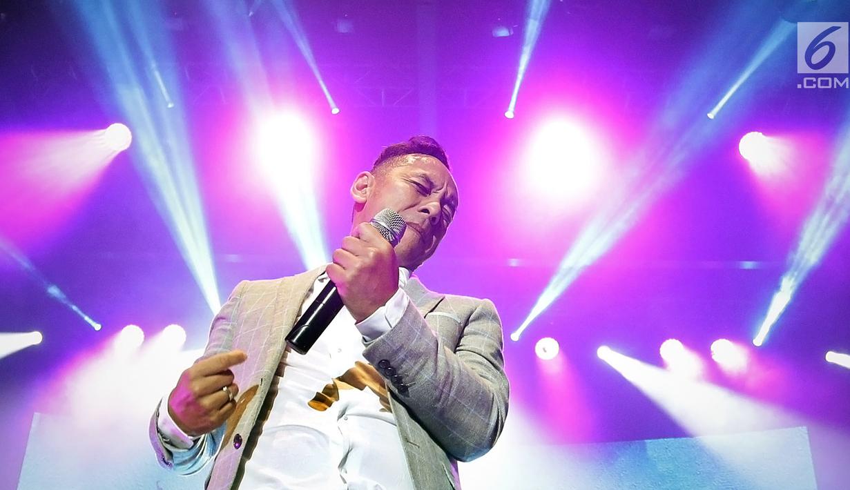 Penampilan vokalis Jikustik, Pongky Bharata saat menggelar ‘Konser Jikustik Reunian’ di Balai Sarbini, Jakarta, Jumat (19/7/2019) malam. Band asal Yogyakarta yang terbentuk pada 1996 tersebut membawakan sekitar 20 lagu hit mereka. (Fimela.com/Bambang E. Ros)