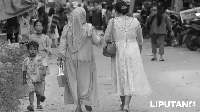 Dua tetamu undangan sebuah pesta pernikahan di Singkil menunjukkan keberagaman yang ada di sana (Liputan6.com/Rino Abonita)