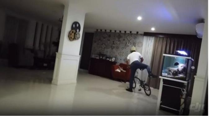 Vanessa Angel bersama sang suami di kediamannya yang nyaman.