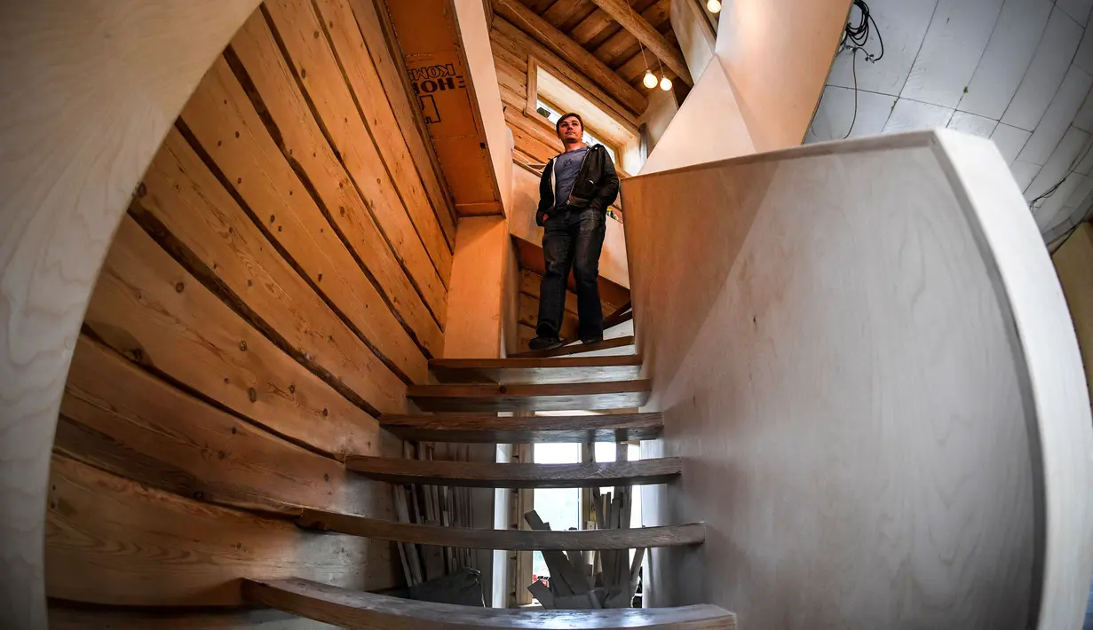 Pengusaha Rusia Alexander Lunev berjalan ke bawah apartemennya dari bekas menara air di kota Tomsk, Siberia pada 7 September 2020. Hingga kini Alexander Lunev masih melakukan renovasi dan menginvestasikan semua uangnya untuk proyeknya tersebut. (Alexander NEMENOV / AFP)
