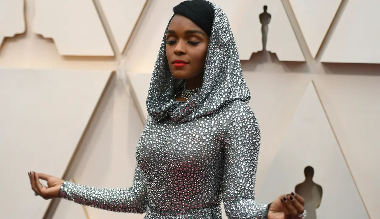 Aktris dan penyanyi Janelle Monae berpose di karpet merah Academy Awards ke-92 di Dolby Theatre, Los Angeles, Minggu (9/2/2020). Monae yang dijadwalkan memberikan pertunjukan khusus pada Oscar 2020  ini menyempurnakan gayanya dengan perhiasan berlian dari Forevermark. (Richard Shotwell/Invision/AP)