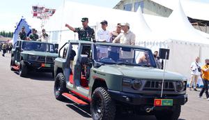 Menteri Pertahanan (Menhan) Sjafrie Sjamsoeddin memberikan 700 kendaraan khusus (ransus) Maung MV3 buatan Pindad kepada TNI dan Polri. (Foto: Puspen TNI)