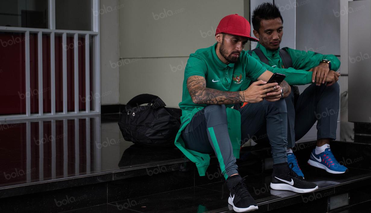 Pemain pemain Timnas Indonesia, Bayu Pradana dan Stefano Lilipaly (kiri), berbincang-bicang jelang keberangkatan menuju Vietnam di Hotel Lor In, Jawa Barat, Minggu (4/12/2016). (Bola.com/Vitalis Yogi Trisna)