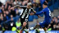 Gelandang Chelsea asal Argentina Enzo Fernandez berebut bola dengan gelandang Newcastle United asal Brasil Bruno Guimaraes selama pertandingan sepak bola Liga Primer Inggris antara Chelsea dan Newcastle United di Stamford Bridge di London pada 27 Oktober 2024. Chelsea 2 Newcastle 1
