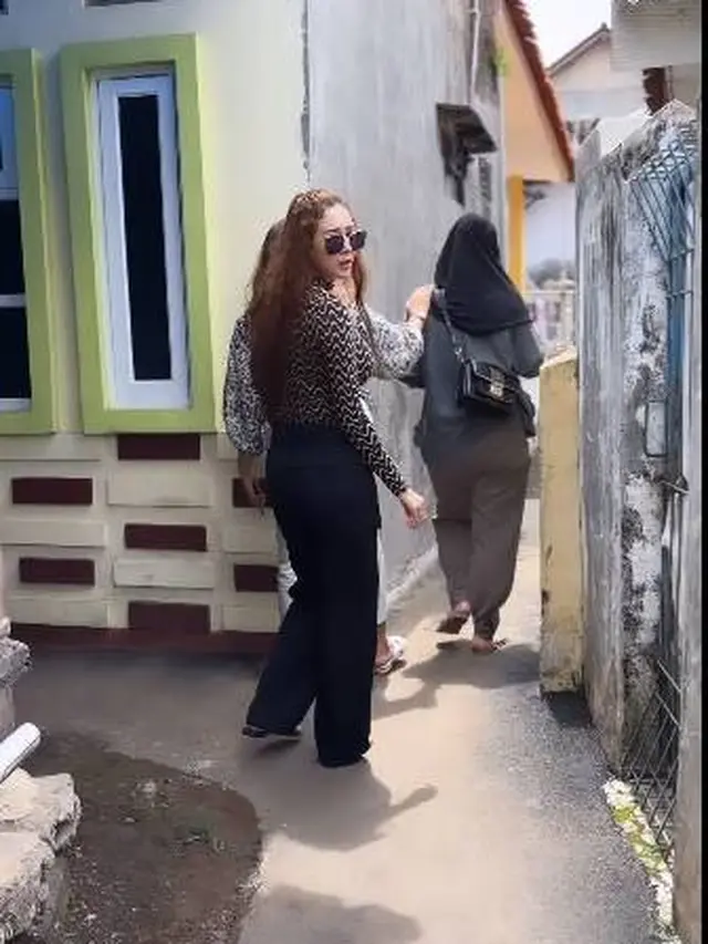 Dikira Nyaleg, Ini 7 Momen Aura Kasih Blusukan di Kampung Padat Penduduk