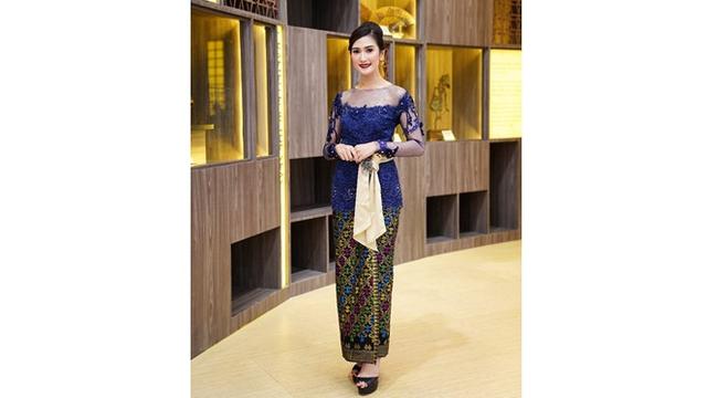 6 Potret Terbaru Amanda Nurani, Penjual Tahu Cantik Viral yang Kini Lulus S2