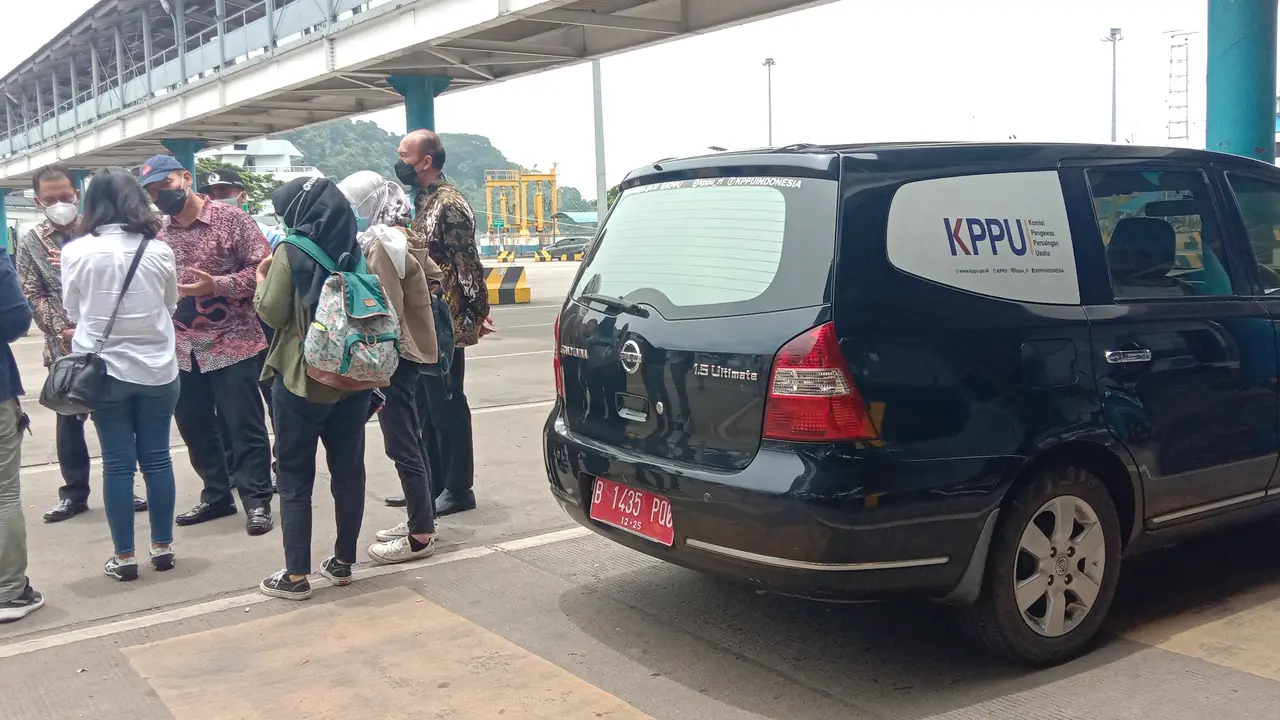 Petugas KPPU Saat Berada Di Pelabuhan Merak, Kota Cilegon, Banten. (Senin, 22/02/2021). (Liputan6.com/Yandhi Deslaama).
