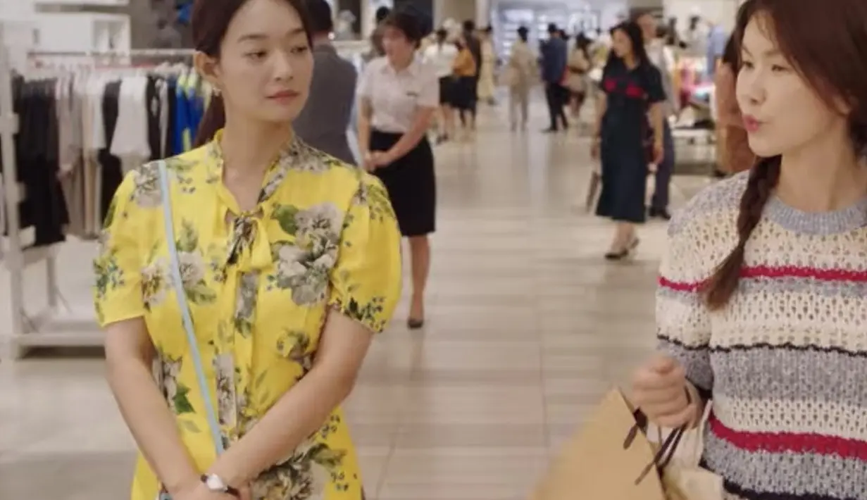 Nano balloon bag dari Loewe juga terlihat cantik saat dipadukan dengan dress floral Erdem.  Tas berwarna pacific aqua semakin menambah keceriaan tampilan keseluruhan dengan nuansa semarak.
