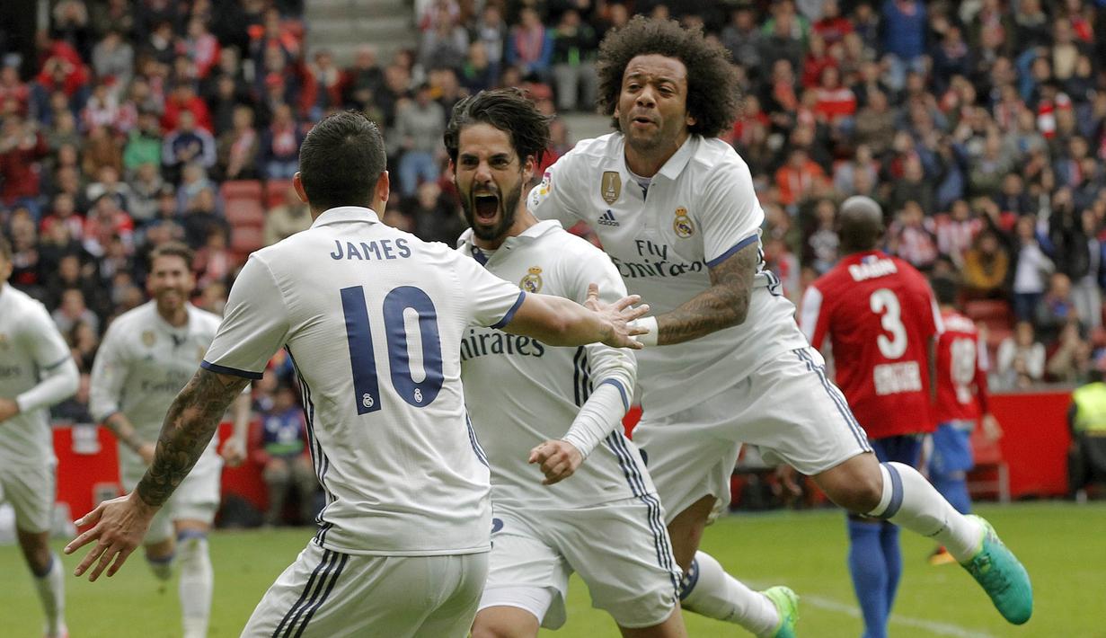 Para pemain Real Madrid merayakan gol Isco Alarcon (tengah) saat melawan  Sporting de Gijon pada lanjutan La Liga di El Molinon Stadium, Gijon,(15/42017). Real Madrid menang 3-2.  (EPA/Alberto Morante)