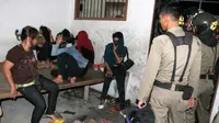 Wanita yang terjaring dalam razia penegakkan syariat islam di Kantor Satpol PP, Banda Aceh, Jumat (9/9).(Antara) 
