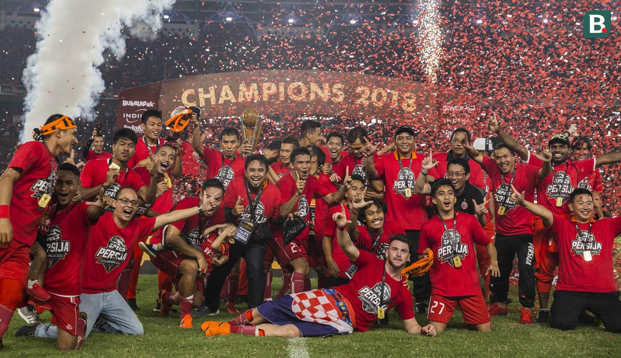 Para pemain Persija Jakarta merayakan gelar juara Piala Presiden setelah mengalahkan Bali United di SUGBK, Jakarta, Sabtu (17/2/2018). Persija menang 3-0 atas Bali United. (Bola.com/Vitalis Yogi Trisna)
