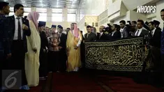 Kain kiswah ini terbuat dari sutra dan ditulis dengan benang emas murni.