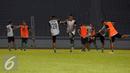 Sejumlah pemain PS TNI melakukan peregangan otot usai latihan di Stadion GBK Jakarta, Kamis (9/6/2016). PS TNI akan melakoni laga melawan Persija di Torabika Soccer Championship presented by IM3 Ooredoo, Jumat (10/6). (Liputan6.com/Helmi Fithriansyah)