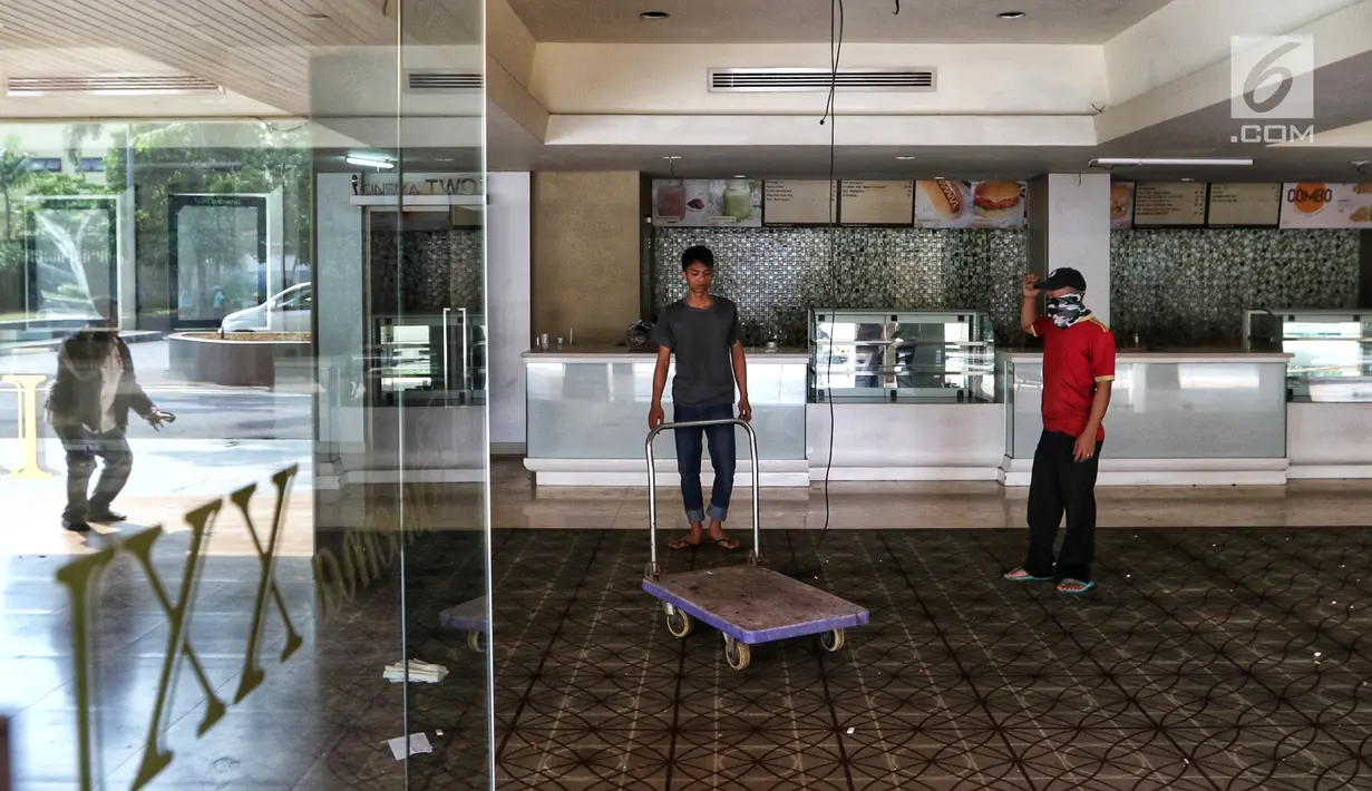 Pekerja memindahkan barang di bioskop XXI Taman Ismail Marzuki (TIM) yang per 19 Agustus 2019 sudah tidak beroperasi lagi, Jakarta, Selasa (20/8/2019). Pemberhentian operasional salah satu bioskop milik jaringan 21 Cineplex Group itu imbas dari revitalisasi kawasan TIM. (Liputan6.com/Johan Tallo)