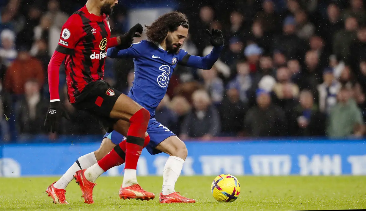 Kejadian itu terjadi sekitar menit ke-60. Cucurella terlibat dalam perebutan bola dengan pemain Bournemouth, Lewis Cook membuat sepatunya terlepas. (AFP/Ian Kington)