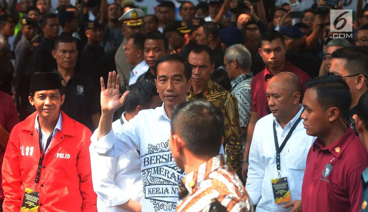 Presiden Joko Widodo menyapa pendukungnya usai mendaftarkan Capres-Cawapres ke Komisi Pemilihan Umum (KPU), Jakarta, Jumat (10/8).  Jokowi dan Ma'ruf Amin resmi sebagai capres-cawapres untuk Pilpres 2019. (Merdeka.com/Imam Buhori)