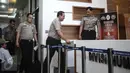 Kabagpenum Polri Brigjen Rikwanto bersiap memberi keterangan kepada awak media terkait penangkapan terduga teroris Jatiluhur di Humas Mabes Polri, Jakarta, Senin (26/12). (Liputan6.com/Faizal Fanani)