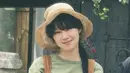 Kepang samping dengan rambut hitam dan topi yang dikenakan Gong Hyo Jin, semakin menekankan bahwa dirinya masih tampil awet mudah di usia 40 tahunan.  @rovvxhyo
