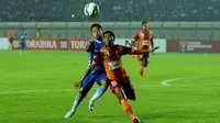 Penyerang Persib, Samsul Arif (kiri) berebut bola dengan bek PBFC Fathul Rachman di laga lanjutan Turnamen Piala Bhayangkara di Stadion Si Jalak Harupat, Bandung, Minggu (20/3/2016). Persib unggul 1-0 atas PBFC. (Liputan6.com/Helmi Fithriansyah)