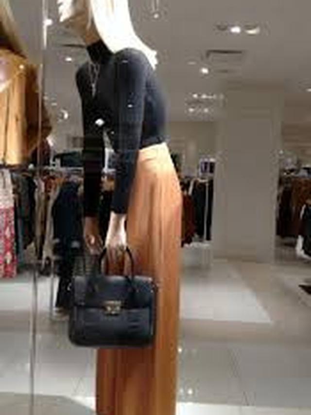 9 Manekin Pose Capek Berdiri Ini Bikin Pembeli Tepuk Jidat