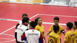 Tim sepak takraw putri Filipina merayakan kemenangan atas Indonesia yang memilih tak hadir dalam SEA GAMES 2017 di Titiwangsa Indoor Stadium, Kuala Lumpur, Malaysia, Senin (21/8). Indonesia dinyatakan kalah walk out (WO). (Liputan6.com/Faizal Fanani)