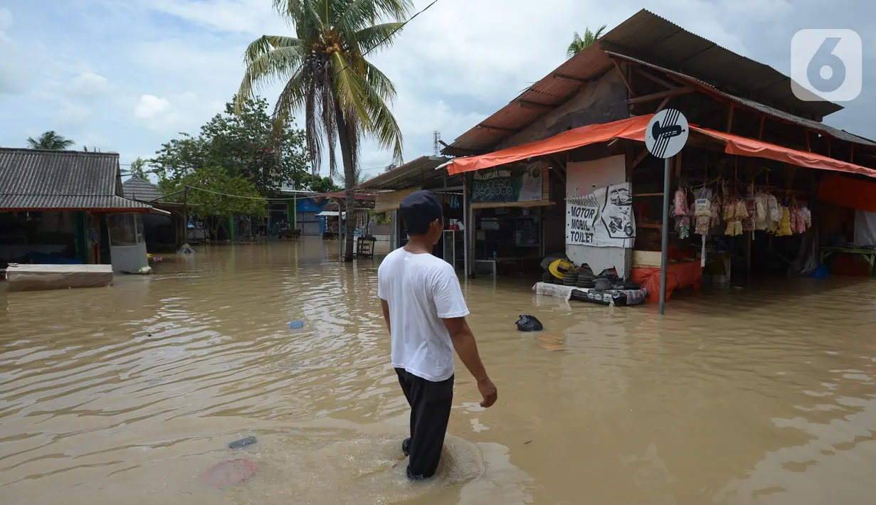 Aktivitas warga saat banjir di Desa Sukajaya, Serang, Banten, Rabu (2/3/2022). Banjir yang melanda kawasan Masjid Banten Lama setelah curah hujan tinggi mengguyur Kota Serang beberapa hari lalu mengakibatkan Kali Cibanten meluap dan menggenangi 22 titik. (merdeka.com/Imam Buhori)